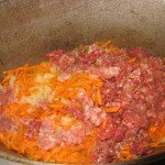  обжариваем в нем фарш с морковью