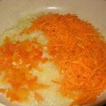 обжариваем лук и чеснок, добавляем морковь и сладкий перец