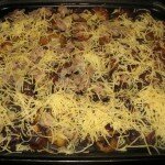 чередуя слои: баклажаны, тертый сыр 