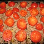 выкладываем кружочки помидоров