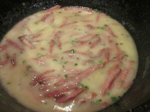 Макароны с колбасой, горошком и зеленым луком