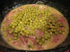 Макароны с колбасой, горошком и зеленым луком